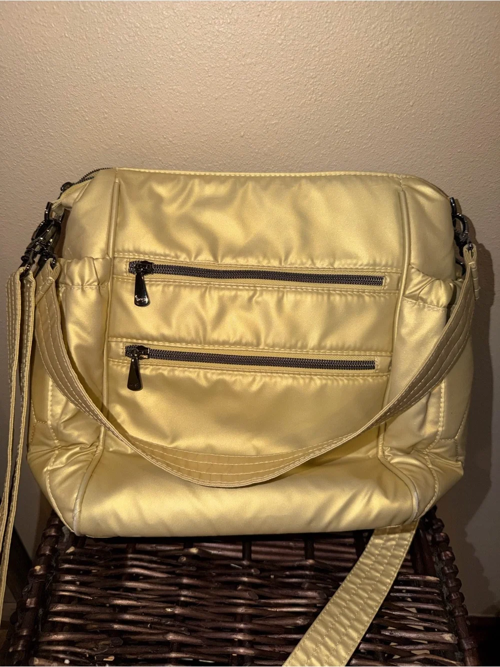Like New! Lug💛